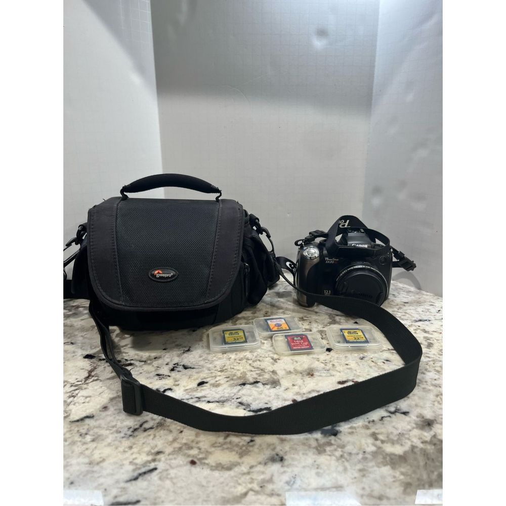 Canon PowerShot SX20 IS 12.1MP 20x Zoom Flip Screen Digital Camera With Bag